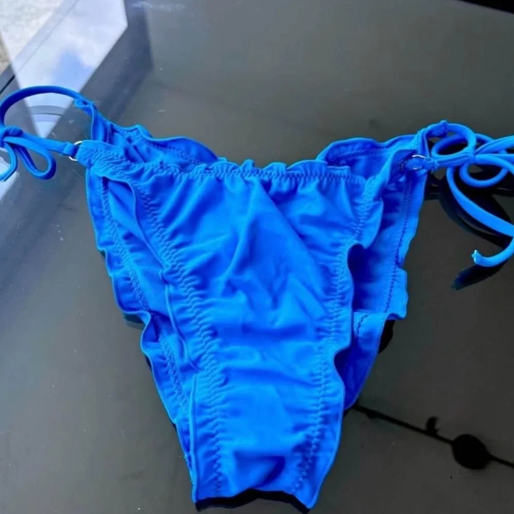 PrettyLittleThing Bright Blue Ruffle Triangle Bikini Set - Picture 3 of 4